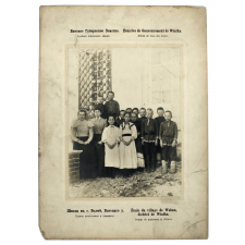Ecole du village de Wolma, district de Wiatka, groupe de maîtresses et d'élèves, Zemstvo de Gouvernement de Wiatka, Album de vues des écoles. 