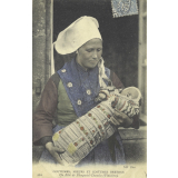 262 - Coutumes, moeurs et costumes bretons - Un Bébé de Plougastel-Daoulas (Finistère).