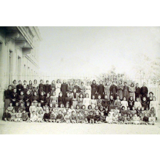Les Elèves de l'école de filles de Saint-Marcel.