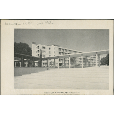 Lycée de jeunes filles d'Aix-en-Provence : le portique et l'emmanchement de l'entrée.
