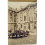 Université Catholique de Louvain - Catholic University of Louvain - Catholieke Hoogeschool van Leuven - 2e série - Institut Carnoy (cour d'honneur), ancien Collège de Villers (1660). Buste de J.B. Carnoy, fondateur de la biologie cellulaire en Belgique - Carnoy Institute (reception court), formerly the Villers College (1660)Bust of J.B. Carnoy, founder of cellular biology in Belgium - Carnoy Instituut (eerekoer) voomalig Villers College (1660). Borstbeeld van J.B.Carnoy, stichter der Cellenlevensleer in België.