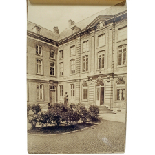 Université Catholique de Louvain - Catholic University of Louvain - Catholieke Hoogeschool van Leuven - 2e série - Institut Carnoy (cour d'honneur), ancien Collège de Villers (1660). Buste de J.B. Carnoy, fondateur de la biologie cellulaire en Belgique - Carnoy Institute (reception court), formerly the Villers College (1660)Bust of J.B. Carnoy, founder of cellular biology in Belgium - Carnoy Instituut (eerekoer) voomalig Villers College (1660). Borstbeeld van J.B.Carnoy, stichter der Cellenlevensleer in België.