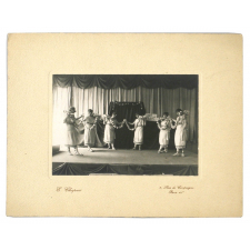 Jeunes filles faisant une démonstration de danse antique.
