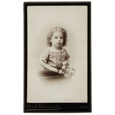 Enfant au panier de fleurs. 