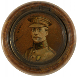 Boîte de boutons de chocolat Menier à l'effigie du roi des Belges Albert Ier. 