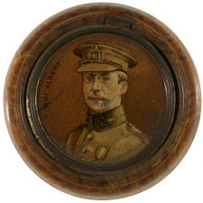 Boîte de boutons de chocolat Menier à l'effigie du roi des Belges Albert Ier.