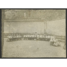 Ecole maternelle, 24 rue Delambre, Paris. Déjeuner.