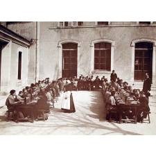 Cantine de l'école de garçons du Centre.