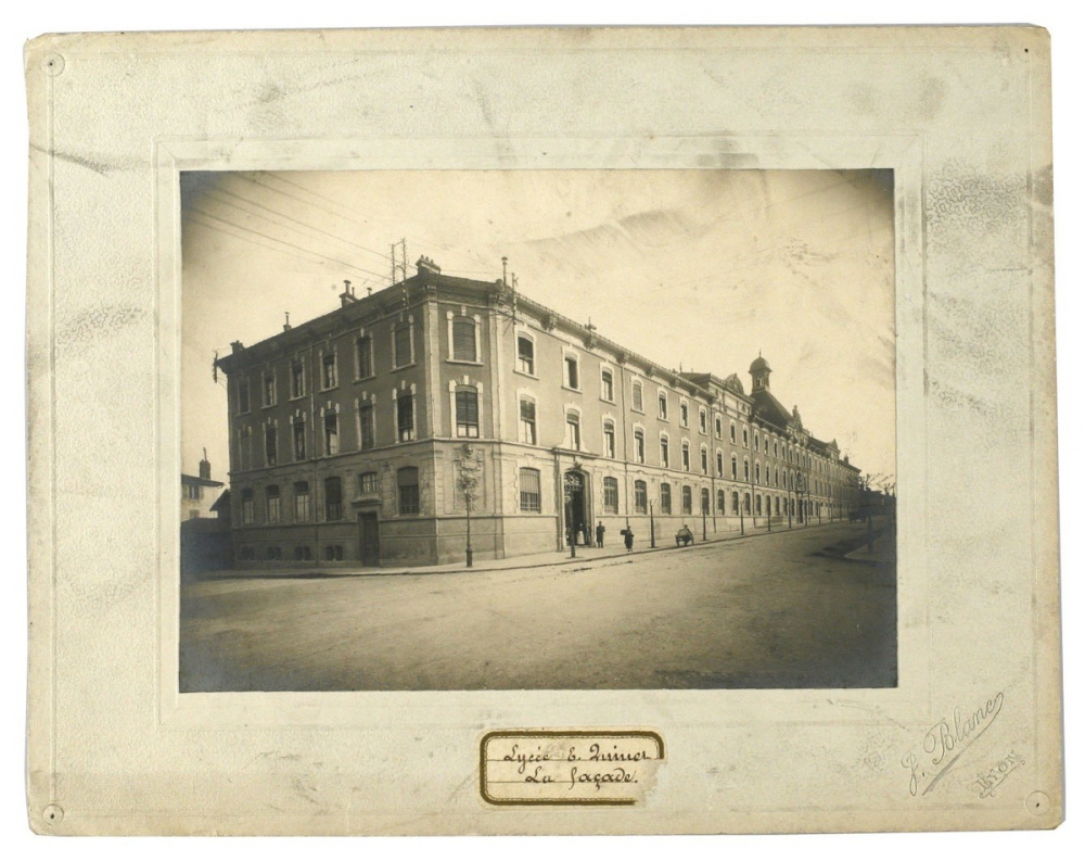 Lycée E. Quinet. La façade.