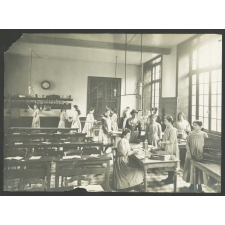 Lycée de jeunes filles de Versailles. Cours de cuisine (pratique).
