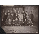 Groupe d'élèves avec un instituteur militaire et un instituteur alsacien. 