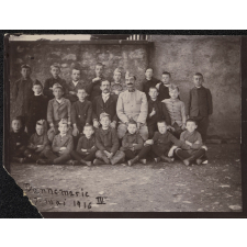 Groupe d'élèves avec un instituteur militaire et un instituteur alsacien. 