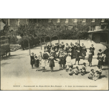 Rouen - Communauté de Jésus-Christ Bon-Pasteur - 6 - Cour de récréation des Bleuettes.