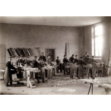 Groupe scolaire des garçons à Dombasle-sur-Meurthe - Atelier : travail du bois. 