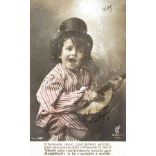 Enfant chantant. 