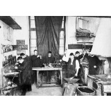 Ecole Normale d'instituteurs de Grenoble - Groupe d'élèves à l'ajustage. 