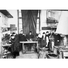 Ecole Normale d'instituteurs de Grenoble - Groupe d'élèves à l'ajustage. 