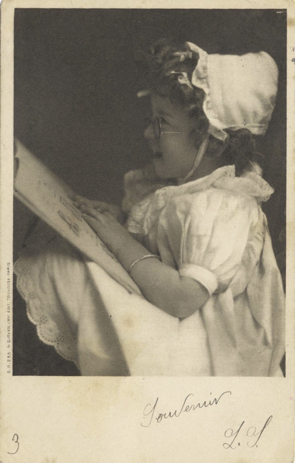 Fillette au livre. 