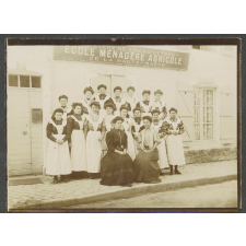 Photo de classe d'élèves de l'école ménagère agricole de la Haute-Marne.