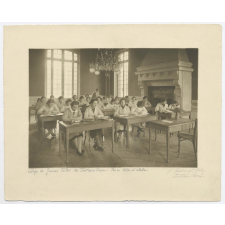 Collège de jeunes filles de Fontainebleau. Une salle d'études.

