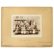 Photo de groupe, Ecole maternelle, rue de la Glacière, Bourgouin, Le jeu du violon.