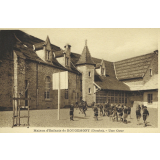 Maison d'Enfants du Château de Rougemont - Une Cour.