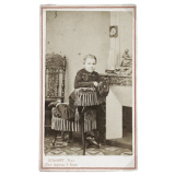 Garçon à califourchon sur un fauteuil. 