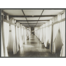 Lycée de jeunes filles de Montauban. Dortoir des grandes.
.