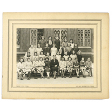 Groupe de jeunes filles et professeur. 