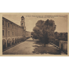 Ste Garde - Ecole de plein air - St-Didier-le-Bains (Vaucluse) - La Grande Cour (côté Nord).