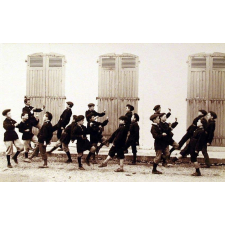 Ecoles de Mousserolles (Bayonne) et de Saint-Pierre d'Irube - Gymnastique : boxe (coup de pied bas).