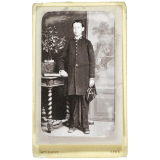 Garçon en costume.