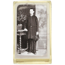 Garçon en costume.