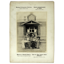 Ecole du village Lopiata, district d'Ourjoume, groupe d'élèves à la sortie de l'école, Zemstvo de Gouvernement de Wiatka, Album de vues des écoles.