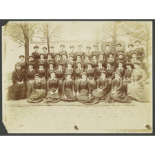Photo d'un groupe de jeunes filles en uniforme. 