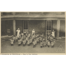 La Maison des Petits à Frontenas (Rhône) - Œuvre de plein air Les Petits de la Maternelle - Préventorium de Frontenas - Dans la Cour intérieure.