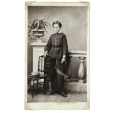 Portrait en pied d'un jeune homme. 