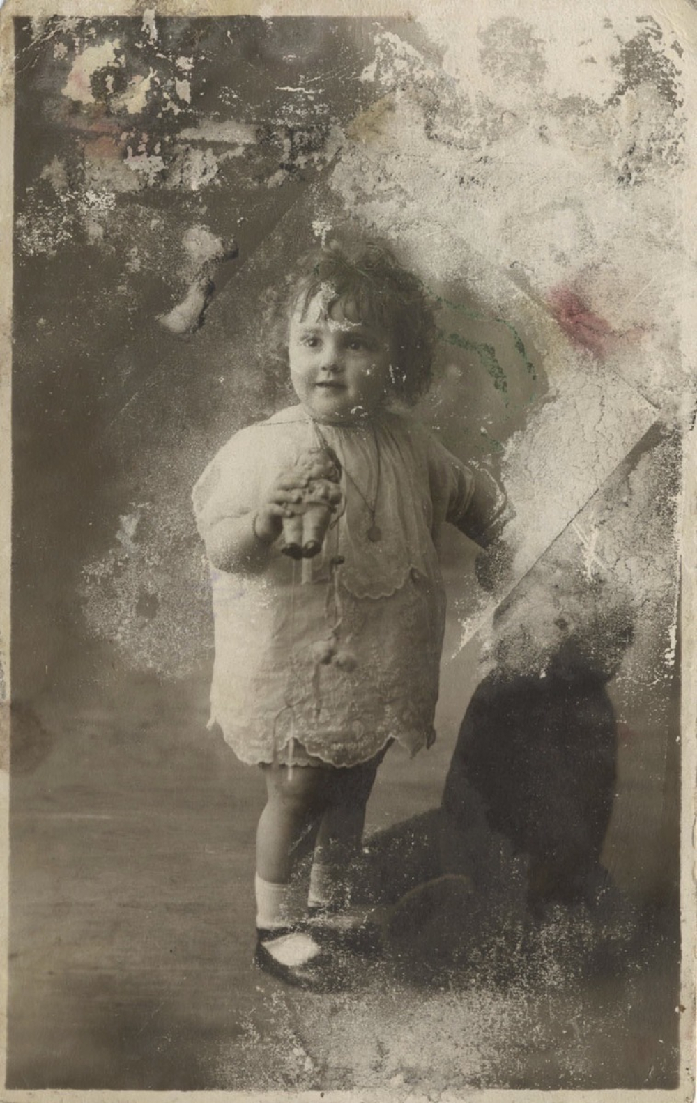 Portrait d'enfant à la poupée. 