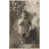 Portrait d'enfant à la poupée. 