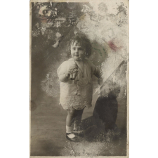 Portrait d'enfant à la poupée.