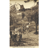 Maison d'Enfants du Château de Rougemont - Départ en promenade, dans les lacets du parc.