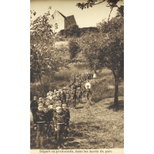 Maison d'Enfants du Château de Rougemont - Départ en promenade, dans les lacets du parc.