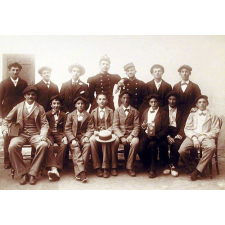 Association amicale de la jeunesse mousserollaise (2ème groupe. 15 jeunes gens, le 1er octobre 1899).