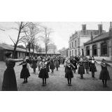 Ecole de filles de la rue Marceau. Mouvements d'assouplissement.