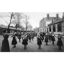 Ecole de filles de la rue Marceau. Mouvements d'assouplissement.