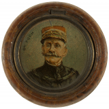 Boîte de boutons de chocolat Menier à l'effigie du général Foch