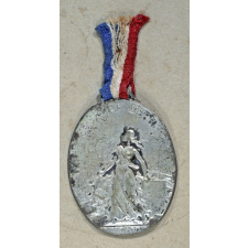 Insigne de quête de la Journée de l'Orphelinat des Armées. 