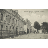 84 - Abbeville (Somme) - Le Collège de jeunes Filles - La place du Pilori.