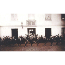 Ecole Pellerin à Beauvais - Gymnastique appliquée (groupe n°12) : Au Drapeau - Groupe plastique.