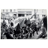 Manifestants, banderoles et drapeaux. 